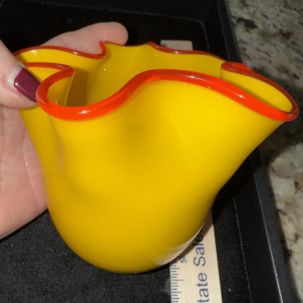 TWO'S COMPANY YELLOW w RED RIM BLOWN GLASS VASE WAVY‎ No Callouts 4995